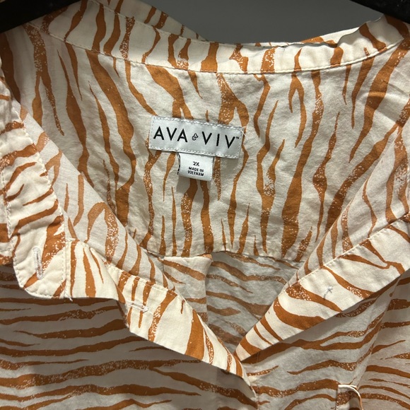 Ava and Viv 2X Button Up Top - Picture 2 of 3